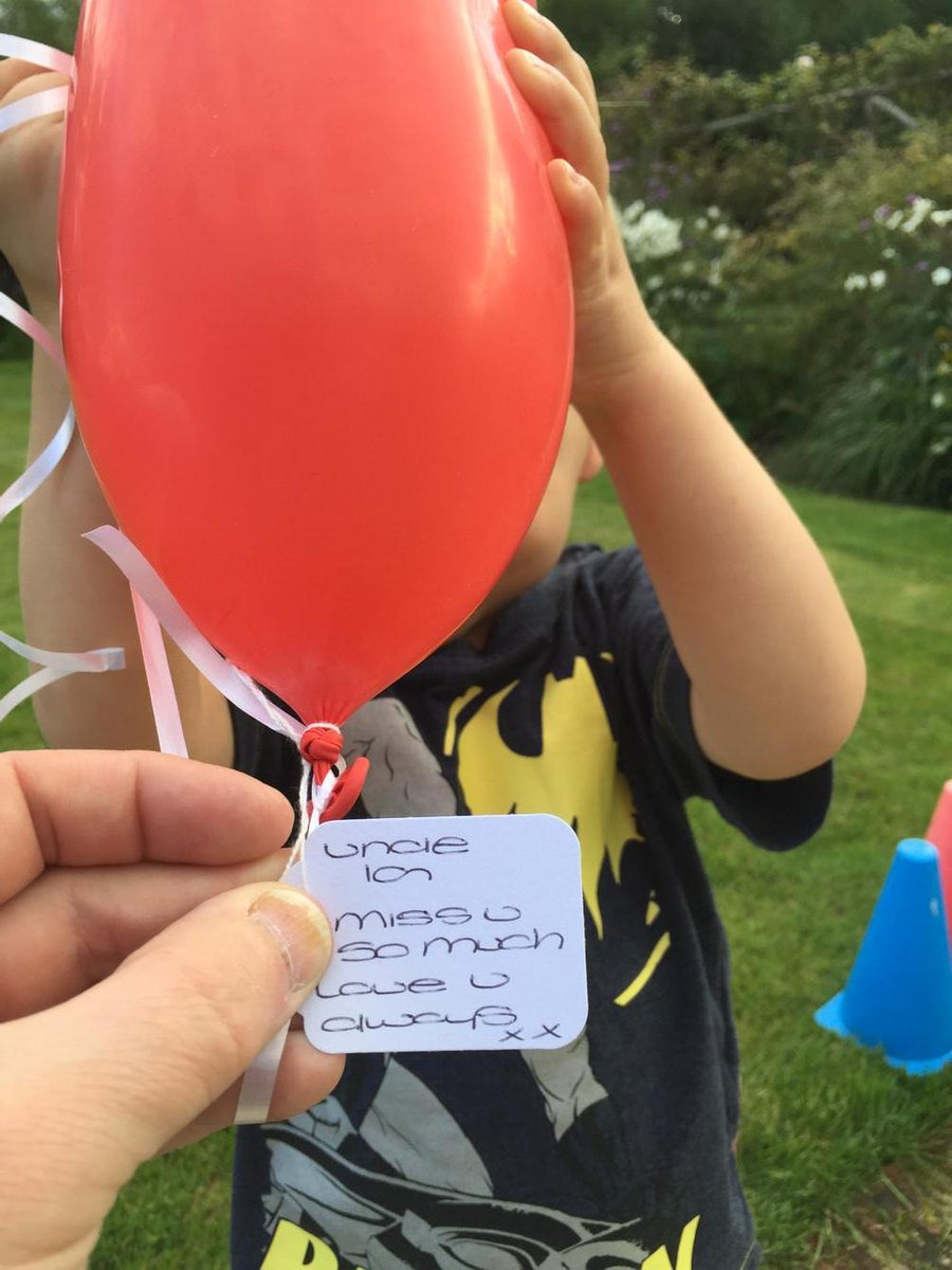 NicholasMorris's tweet photo. Anyone lost a red balloon? #lostballoon #uncleian #redballoon #Surrey #Bramley #Shalford http://t.co/76BQRb38WS