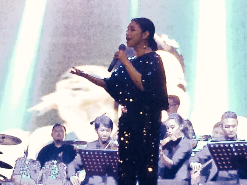 ganjarpranowo's tweet photo. Ruth Sahanaya di simponi kota lama Semarang http://t.co/RuZDh6261V