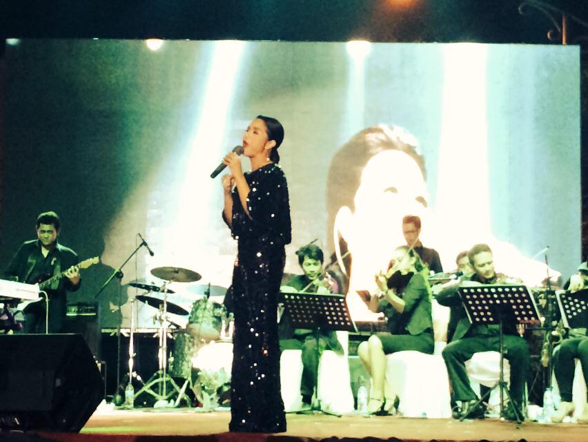 ganjarpranowo's tweet photo. Ruth Sahanaya di simponi kota lama Semarang http://t.co/RuZDh6261V