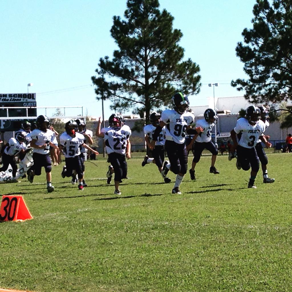 ladybeavoice's tweet photo. Two football games today! #solomonstone #lincolnhawk #peeweefootball http://t.co/6E2HsBNFnC