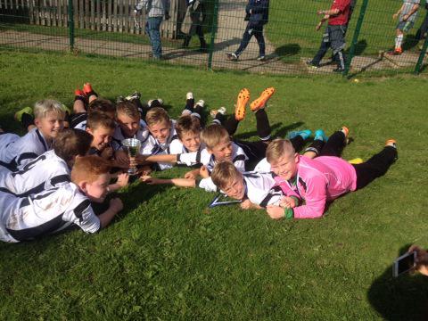 DerbyBoysu11's tweet photo. Ahh.... Looking after their cup. Champions!!
#schoolsfootball @derbyschoolsfa @derbysfa http://t.co/LW324zHWqq