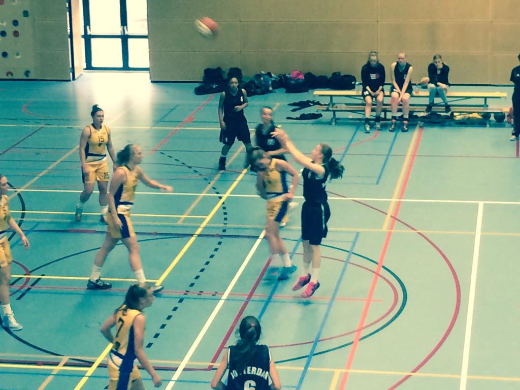 RoyalEaglesNLD's tweet photo. Yellow Blizzards vs Rotterdam 75-42. Peek 22 (14rb), Westrik 13, Koenen 11 (8rb). Mooi debuut Versteeg 8 pts http://t.co/LPKojPzlJl