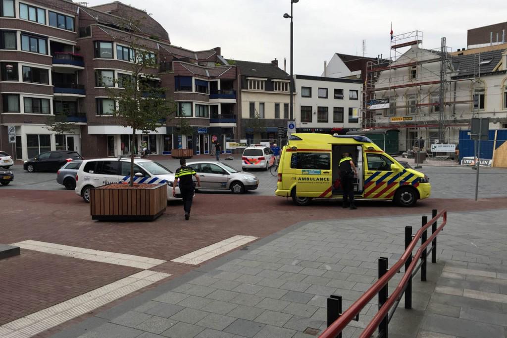 Weertdegekste's tweet photo. Syrische vluchteling verleent eerste hulp op Stationsplein ➜ http://t.co/cTNHW6CN2B #Weert http://t.co/Uep1n7syTe