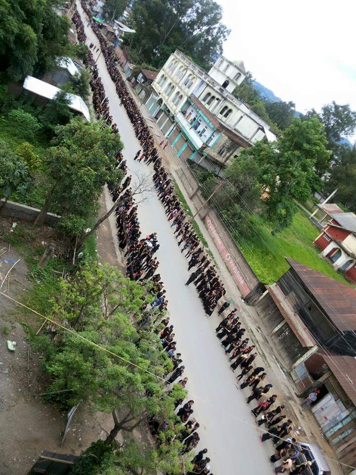 Shonghil99's tweet photo. #TribalUnity: Human chain of more than 15 kms being formed at Ccpur. #manipurburning http://t.co/H3cc8Zwphh