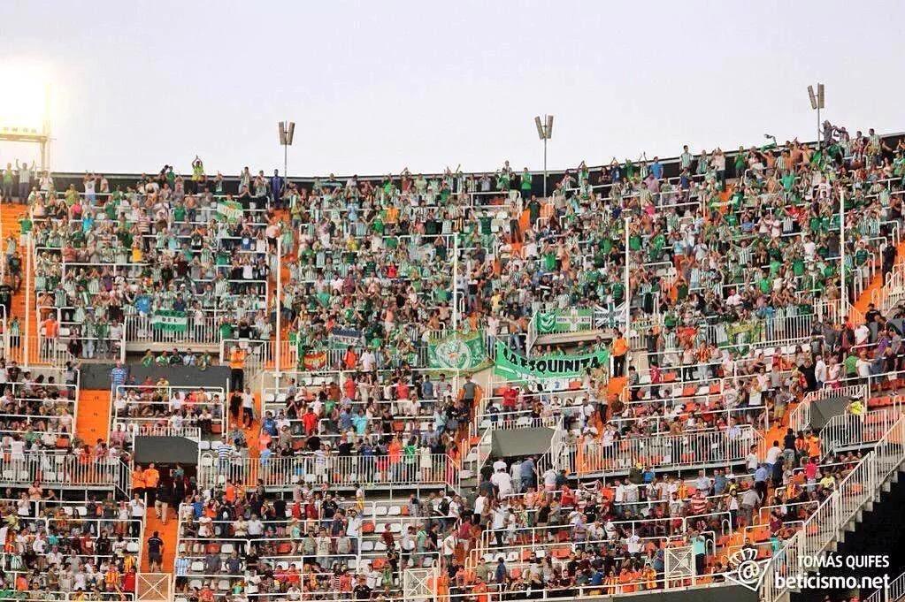 Betistour's tweet photo. Gran comunión entre aficiones.
De nuevo gracias al @valenciacf por el trato a todo el Beticismo.
#690Km de vuelta💪 http://t.co/zGkQC3uDym