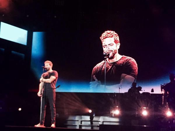AlboranTeam's tweet photo. #Desencuentro y #Quien emocionan al público del @AudRocioJurado @pabloalboran #TourTerralSevilla http://t.co/HhqfkKukwb