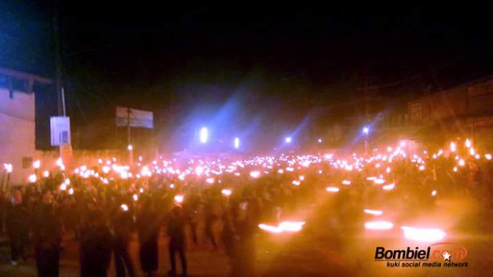 Shonghil99's tweet photo. #manipurburning: More than 10000 women participated in a mass torch rally against Ibobi govt.in Ccpur #TribalUnity http://t.co/9Jl4lt6AyG