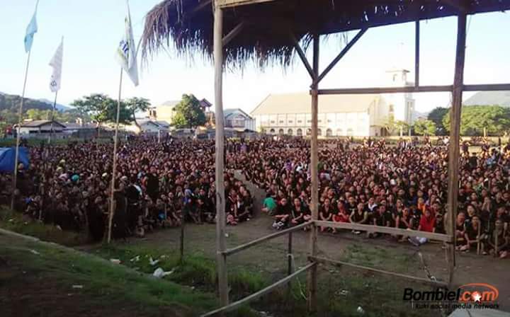 Shonghil99's tweet photo. #manipurburning: More than 10000 women participated in a mass torch rally against Ibobi govt.in Ccpur #TribalUnity http://t.co/9Jl4lt6AyG