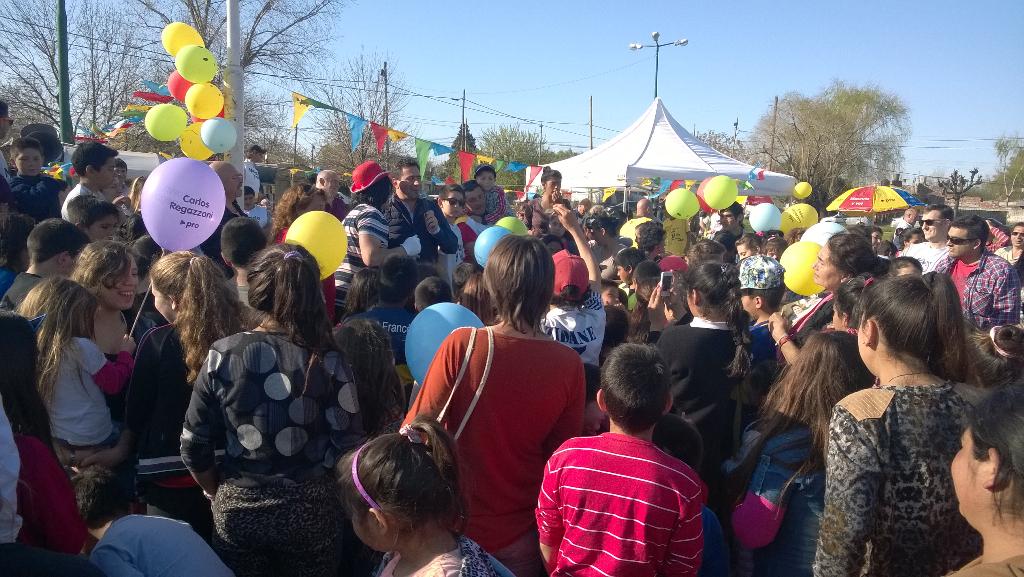 elprobrown's tweet photo. En #Claypole con @RegaCarlos #VamosJuntos #Cambiemos #MMVX http://t.co/Hgc3phpt3b