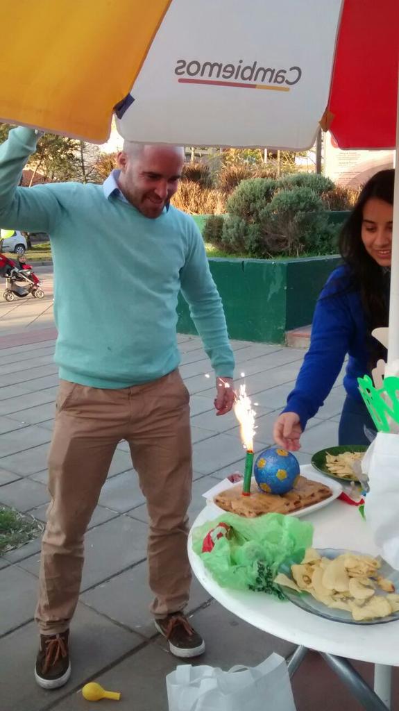 marianorvertiz's tweet photo. En medio de la Campaña #Cambiemos me sorprendieron para festejarme el cumple. Gracias amigos!! #hayequipo http://t.co/j80FjyLL8d