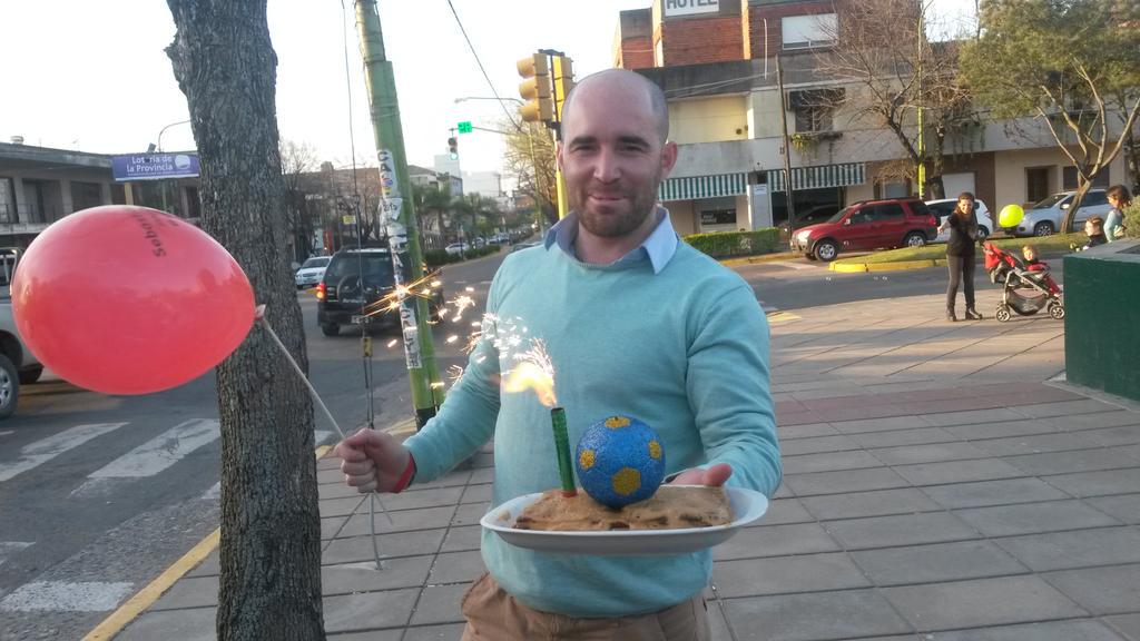 marianorvertiz's tweet photo. En medio de la Campaña #Cambiemos me sorprendieron para festejarme el cumple. Gracias amigos!! #hayequipo http://t.co/j80FjyLL8d