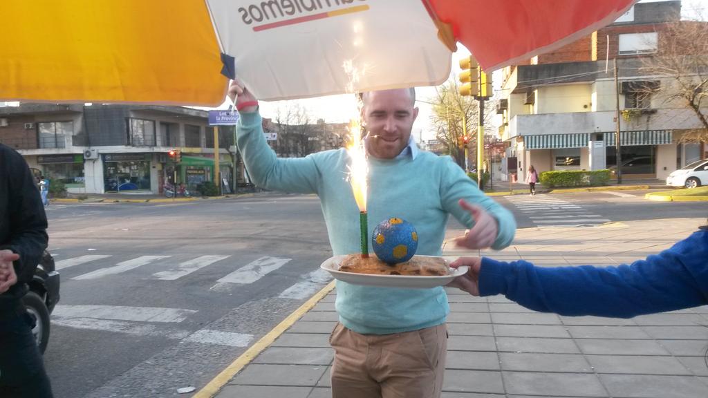 marianorvertiz's tweet photo. En medio de la Campaña #Cambiemos me sorprendieron para festejarme el cumple. Gracias amigos!! #hayequipo http://t.co/j80FjyLL8d