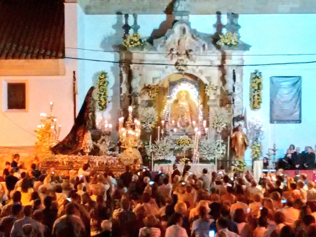 La Soledad pasa ante Ntra. Sra. de la Sierra en #Cabra (#Córdoba). #MagnaJubilarEgabrense #MagnaCabra