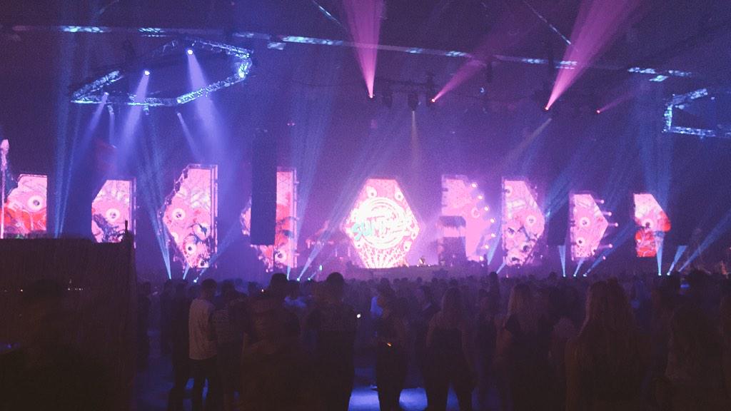 Thanks <a href="/totallysummer/">Totally Summer</a> voor deze zomer, het anthem en alles! Net The Reunion geopend! Alles was superrrrrr! #ROQNROLLA