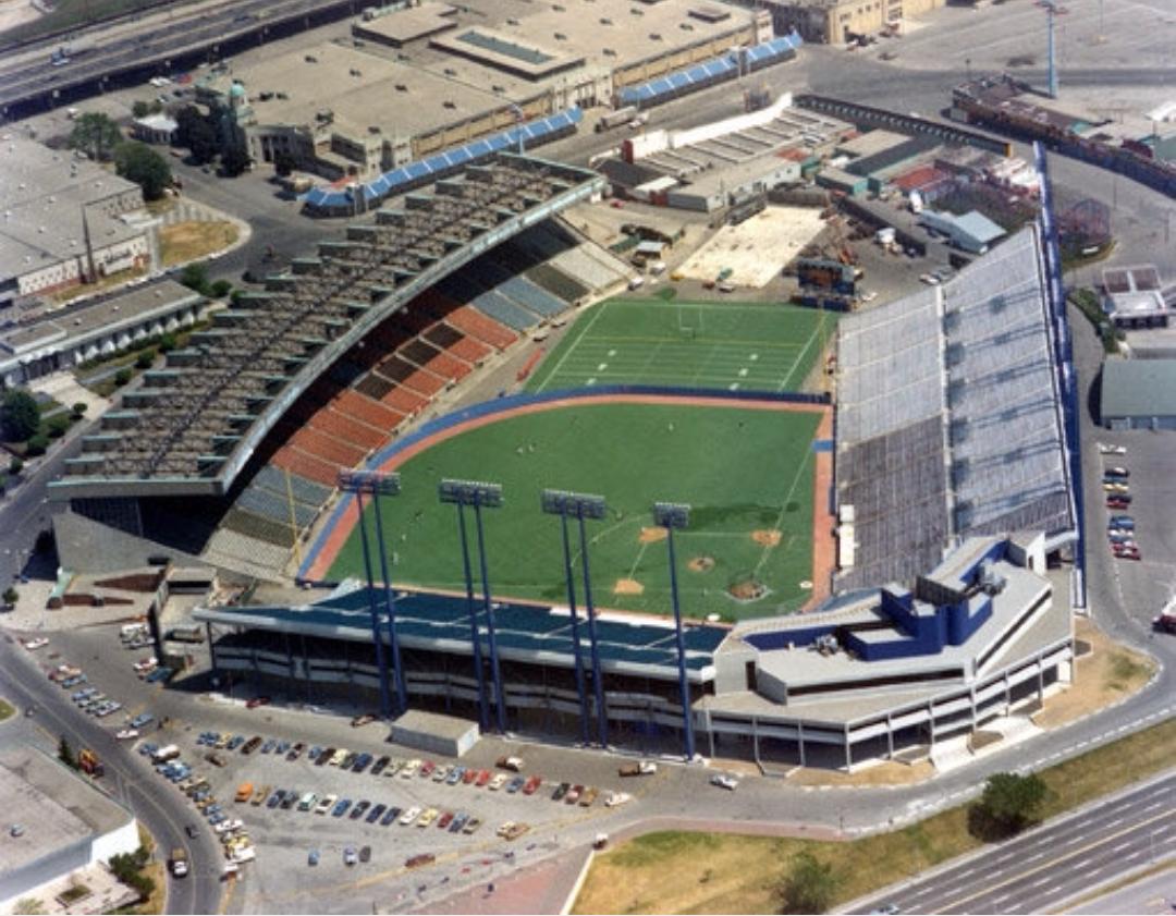 kuzzershop's tweet photo. @JesseBarfield29 you must have froze many days at this place. As we did sitting on those metal bleachers. 😣 http://t.co/09SDnFZTta