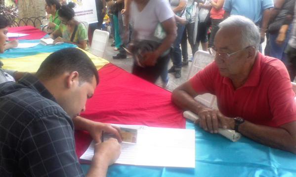 VTVcanal8's tweet photo. #EnFotos | Así se desarrolla el Movimiento Bolivariano de Colombianos por la paz #HermanosPorLaPaz http://t.co/JIyDZHPArv
