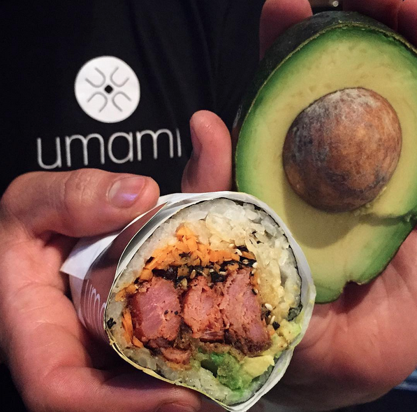 mercadoromaMX's tweet photo. Para comer, qué tal un @UmamiBurritomx de carnitas de atún con aguacate tempura y salsa verde. http://t.co/B1H3LAeg2a