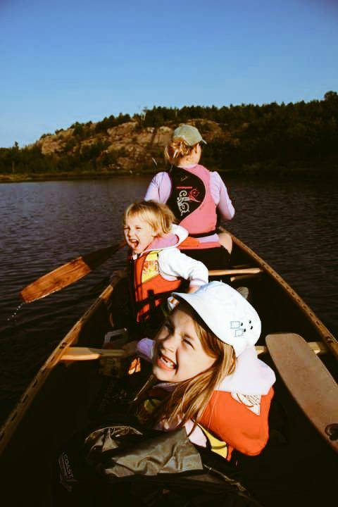 ariellemhall's tweet photo. So fun to canoe in the fall! #canoeing #northernontario #wnmag #Ontario #wildnorthernermag #fallactivities #fishing http://t.co/Q6K9NEGHTM