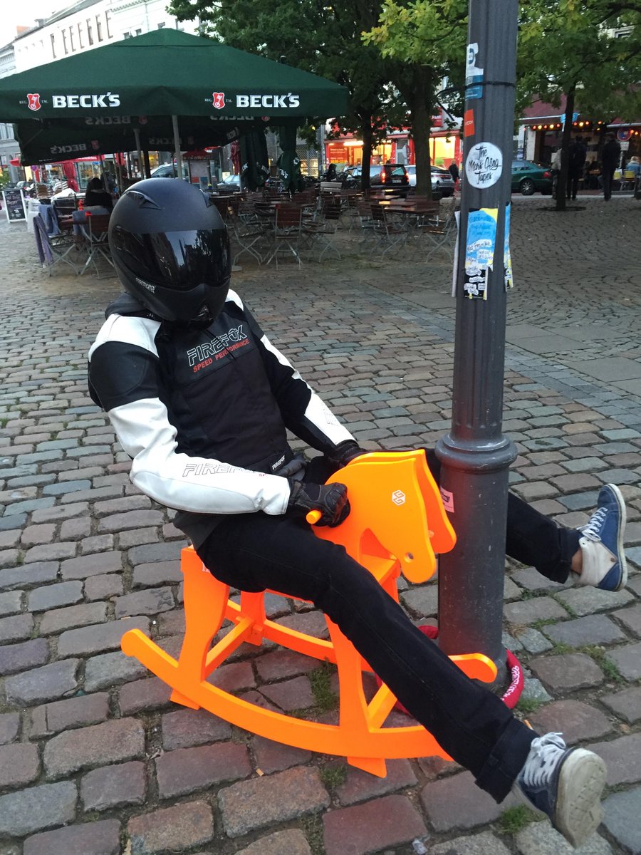 wolfposd's tweet photo. @Goodgamestudios Safety First auch auf Schaukelpferden! #MitreiterGesucht http://t.co/jehYre9t3P
