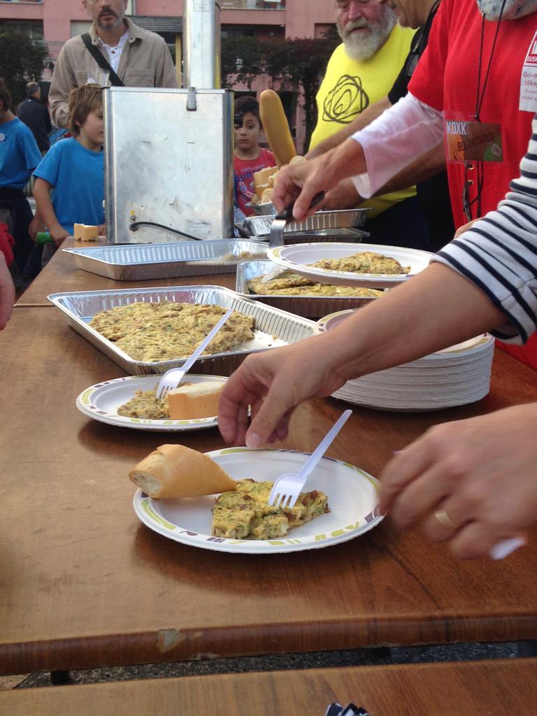 Bakailao tortila pintxoekin sagardoa laguntzeko aukera/Acompañamos la sidra con pintxos de tortilla de bacalao