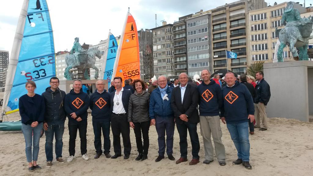gem_Koksijde's tweet photo. Het #EK #zeilwagenrijden daarnet officieel van start op het #strand van #Oostduinkerke. Duimen voor #wind! #sycod http://t.co/znblIzRQl4