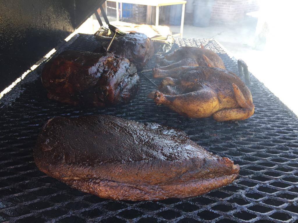 ChubbyBuddybbq's tweet photo. Mary and her friends are in for a treat #smoking #fewmorehours http://t.co/FvysUXkynw