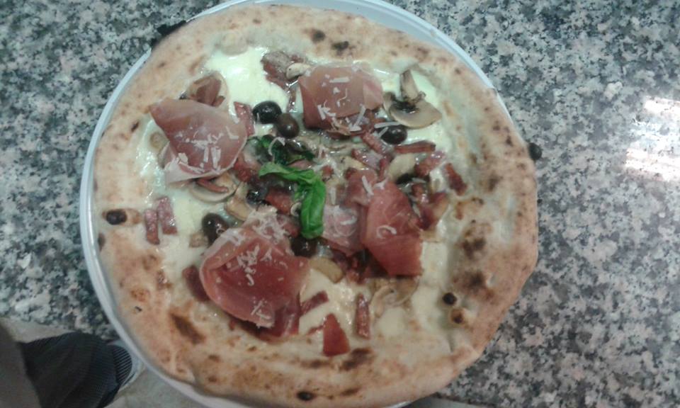 u2rest's tweet photo. PIZZA PIZZA!!!HOT PIZZA!!! 
The real place to eat REAL PIZZA is ROME!!!
Pizzeria Loffredo
http://t.co/MieL86vKmS http://t.co/Ejkr2htcn7