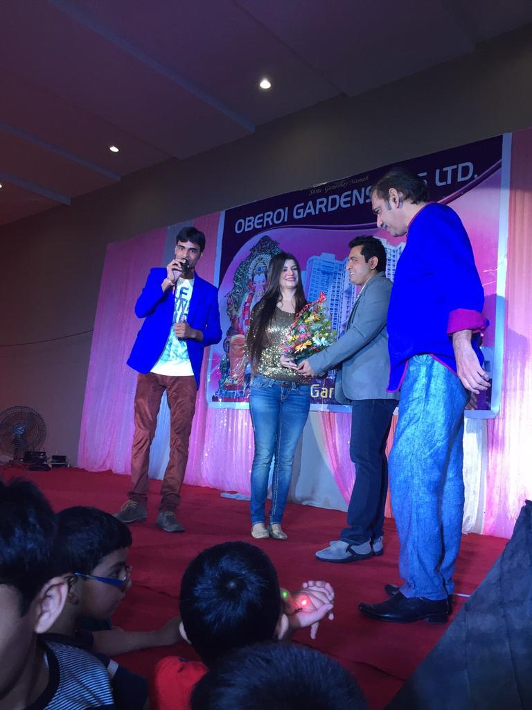 TeamKainaat's tweet photo. [Pics]
Aila re Aila girl @KainaatArora at Ganpati #Ailaa celebrations at Oberoi Gardens.
Managed by : @Yuvrajent http://t.co/9Vuel52qCw