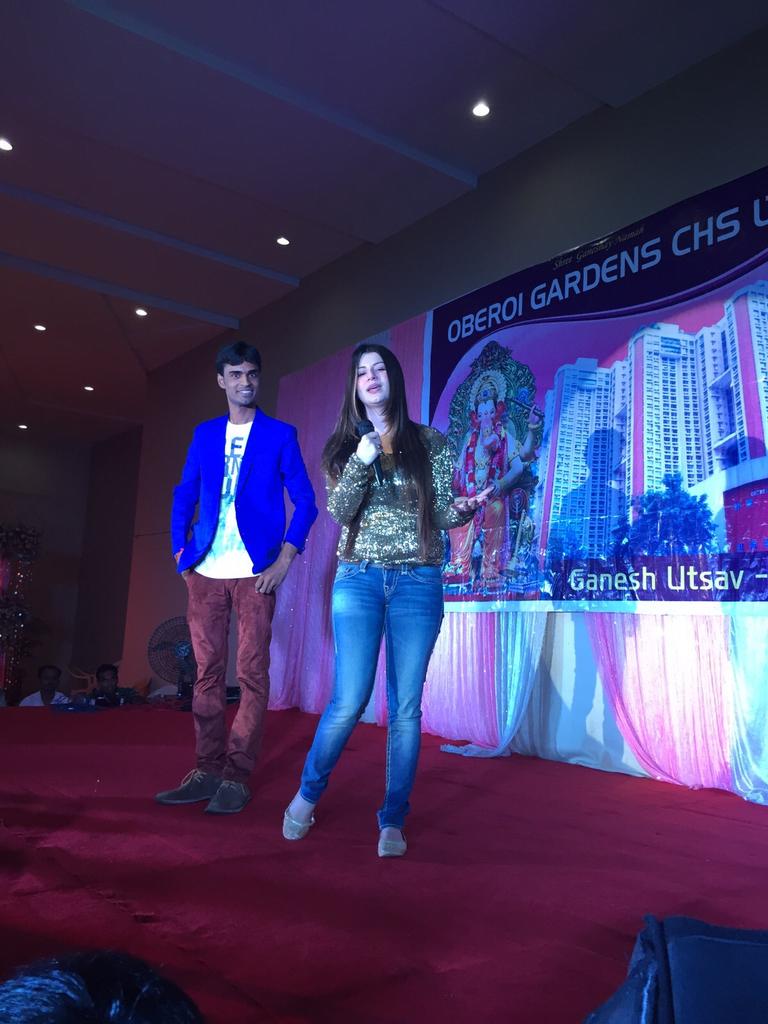 TeamKainaat's tweet photo. [Pics]
Aila re Aila girl @KainaatArora at Ganpati #Ailaa celebrations at Oberoi Gardens.
Managed by : @Yuvrajent http://t.co/9Vuel52qCw