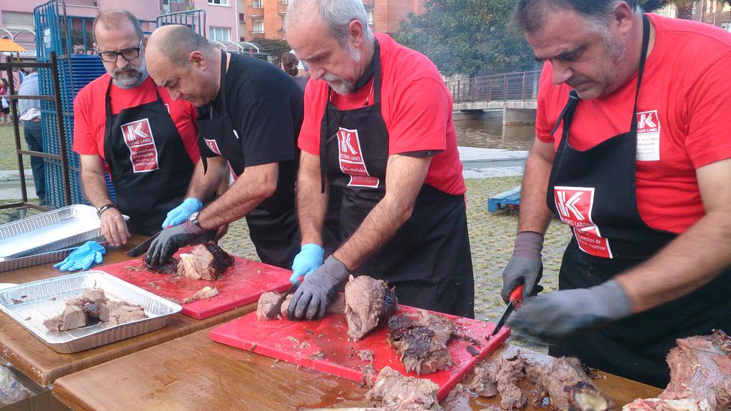 Eskerrik asko <a href="/hazifundazioa/">Hazi Fundazioa</a> eta <a href="/kalitatea/">kalitatea fundazioa</a> gaurko herri afariko produktuak emateagatik! #EginKoxk! #Zaporeak