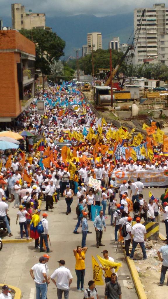 RJRebelion's tweet photo. #19S #Valencia se manifestó en apoyo a @leopoldolopez y desmoralizo al régimen. preparados para el #6D #VOTA! #Unidad http://t.co/Y5Uo62i0G0