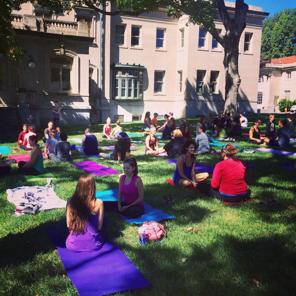 KC_Museum's tweet image. Hey hey hey #KC! #PopUpYogaKC on the lawn! #KCMuseum #KCParks