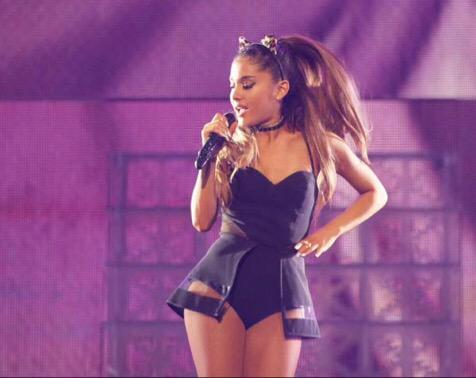 Ari_GrandeSpain's tweet photo. @ArianaGrande anoche actuando en Houston #TheHoneymoonTour http://t.co/VqIpdrjcfQ