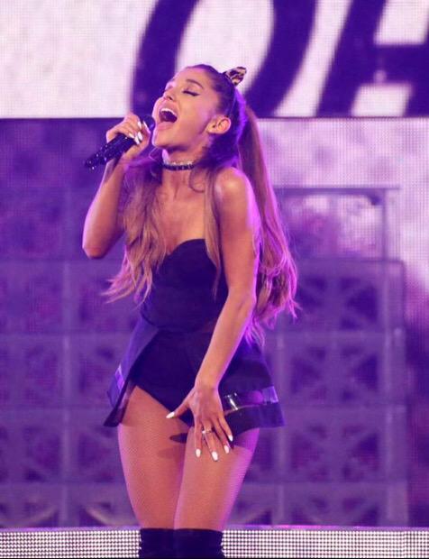 @ArianaGrande anoche actuando en Houston #TheHoneymoonTour