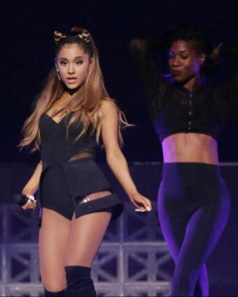 @ArianaGrande anoche actuando en Houston #TheHoneymoonTour