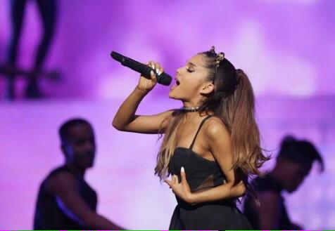 Ari_GrandeSpain's tweet photo. @ArianaGrande anoche actuando en Houston #TheHoneymoonTour http://t.co/dgFJVXdZkC