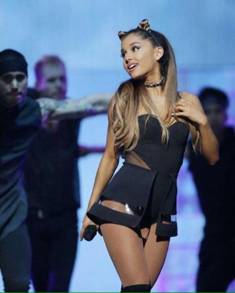Ari_GrandeSpain's tweet photo. @ArianaGrande anoche actuando en Houston #TheHoneymoonTour http://t.co/DvDhlSTrkb