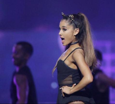 @ArianaGrande anoche actuando en Houston #TheHoneymoonTour
