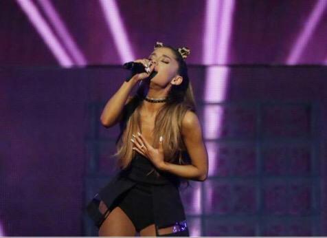 Ari_GrandeSpain's tweet photo. @ArianaGrande anoche actuando en Houston #TheHoneymoonTour http://t.co/ahHqMy12Qt