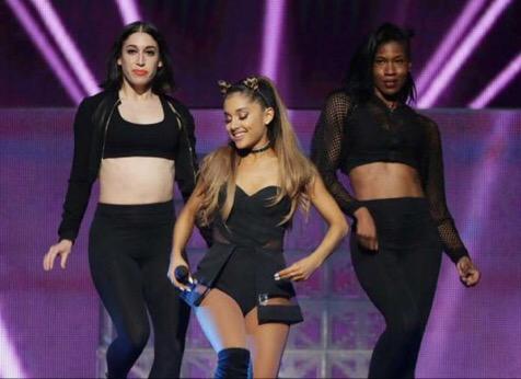 Ari_GrandeSpain's tweet photo. @ArianaGrande anoche actuando en Houston #TheHoneymoonTour http://t.co/ahHqMy12Qt