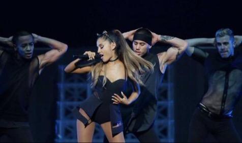 @ArianaGrande anoche actuando en Houston #TheHoneymoonTour
