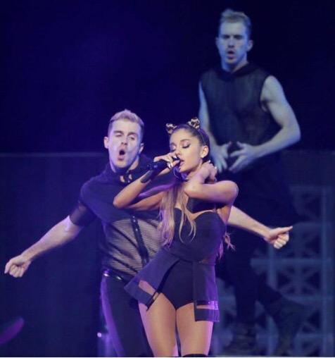 Ari_GrandeSpain's tweet photo. @ArianaGrande anoche actuando en Houston #TheHoneymoonTour http://t.co/DvTYionPym