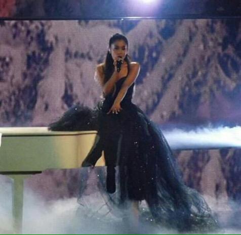 Ari_GrandeSpain's tweet photo. @ArianaGrande anoche actuando en Houston #TheHoneymoonTour http://t.co/DvTYionPym
