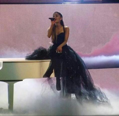 @ArianaGrande anoche actuando en Houston #TheHoneymoonTour