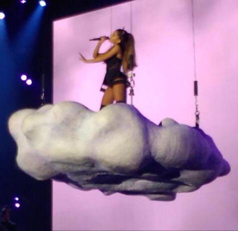 Ari_GrandeSpain's tweet photo. @ArianaGrande anoche actuando en Houston #TheHoneymoonTour http://t.co/QmHLbIHqrl
