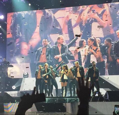 Ari_GrandeSpain's tweet photo. @ArianaGrande anoche actuando en Houston #TheHoneymoonTour http://t.co/lYPbXDDgBU