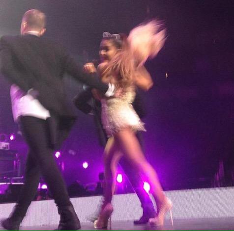 @ArianaGrande anoche actuando en Houston #TheHoneymoonTour