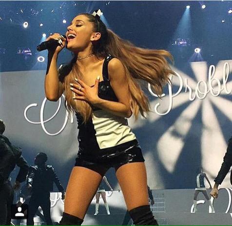 Ari_GrandeSpain's tweet photo. @ArianaGrande anoche actuando en Houston #TheHoneymoonTour http://t.co/DlqiEJEuwp