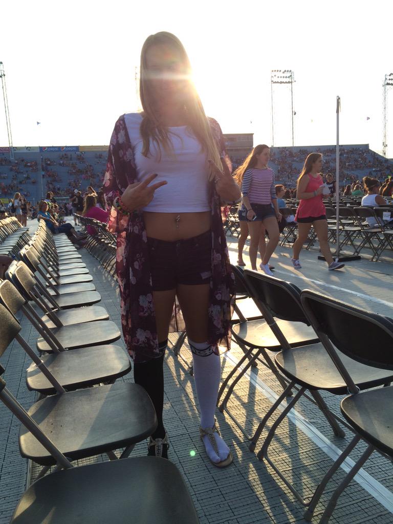 ceya_son's tweet photo. Take me back. 😂😭😭 #rockoutwithyoursocksouttour http://t.co/KYiHgsQ8B2