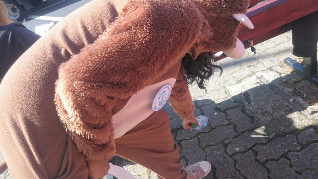 RubbishCampaign's tweet photo. Picking up litter to promote #therubbishcampaign http://t.co/8Ncz5K0btj